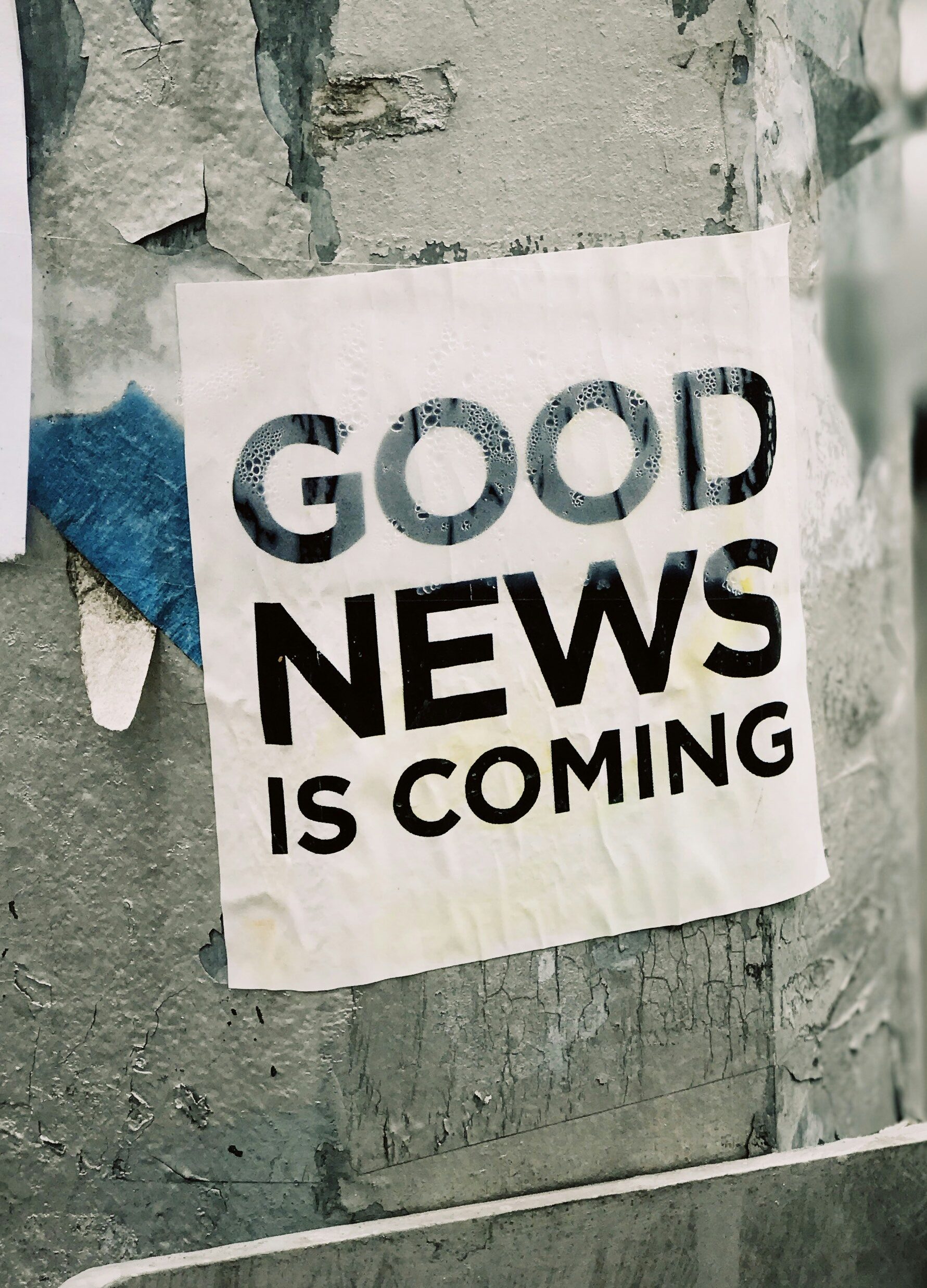 Ein Plakat mit der Aufschrift "Good news is coming". Als Texterin sorgt Ines Kirschhock unter anderem für wirkungsvolle Pressemitteilungen.