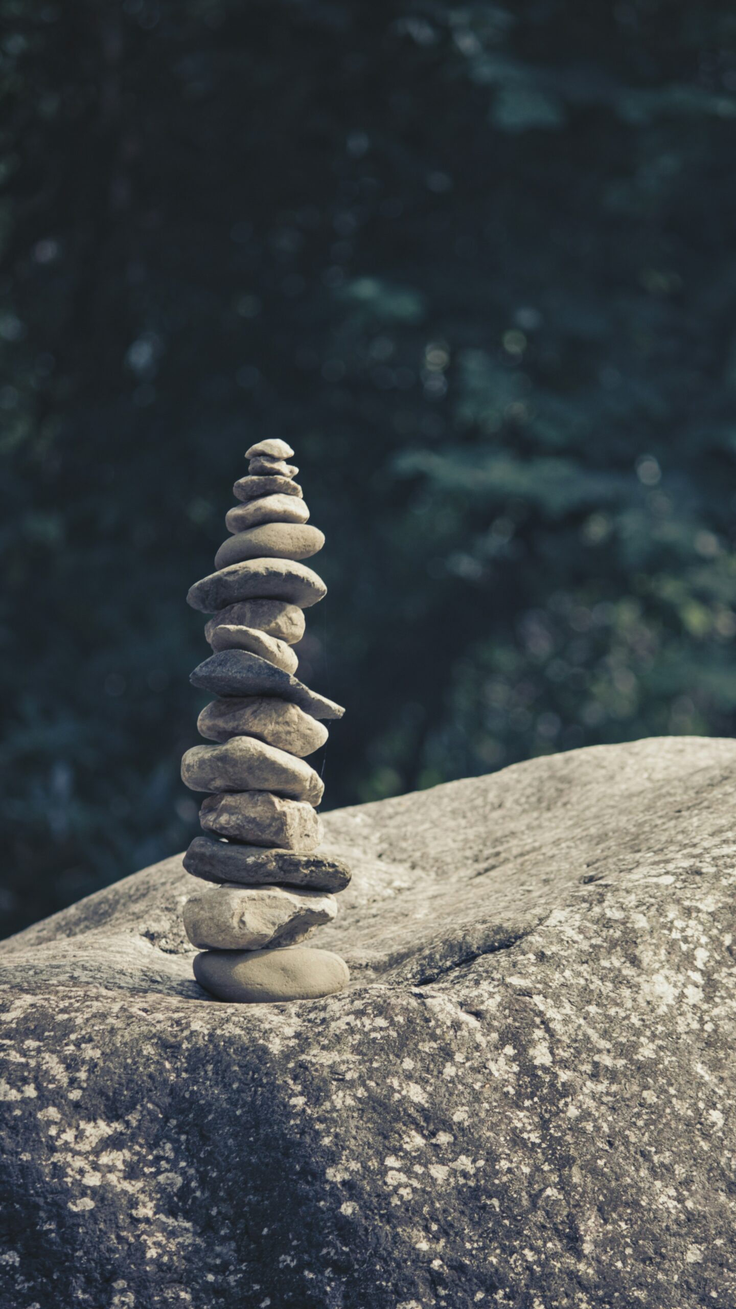 Das Bild zeigt zu einem Turm gestapelte Steine. Ines Kirschhock hilft Ihnen, Konzepte zu entwickeln und Ihre Inhalte zu strukturieren.